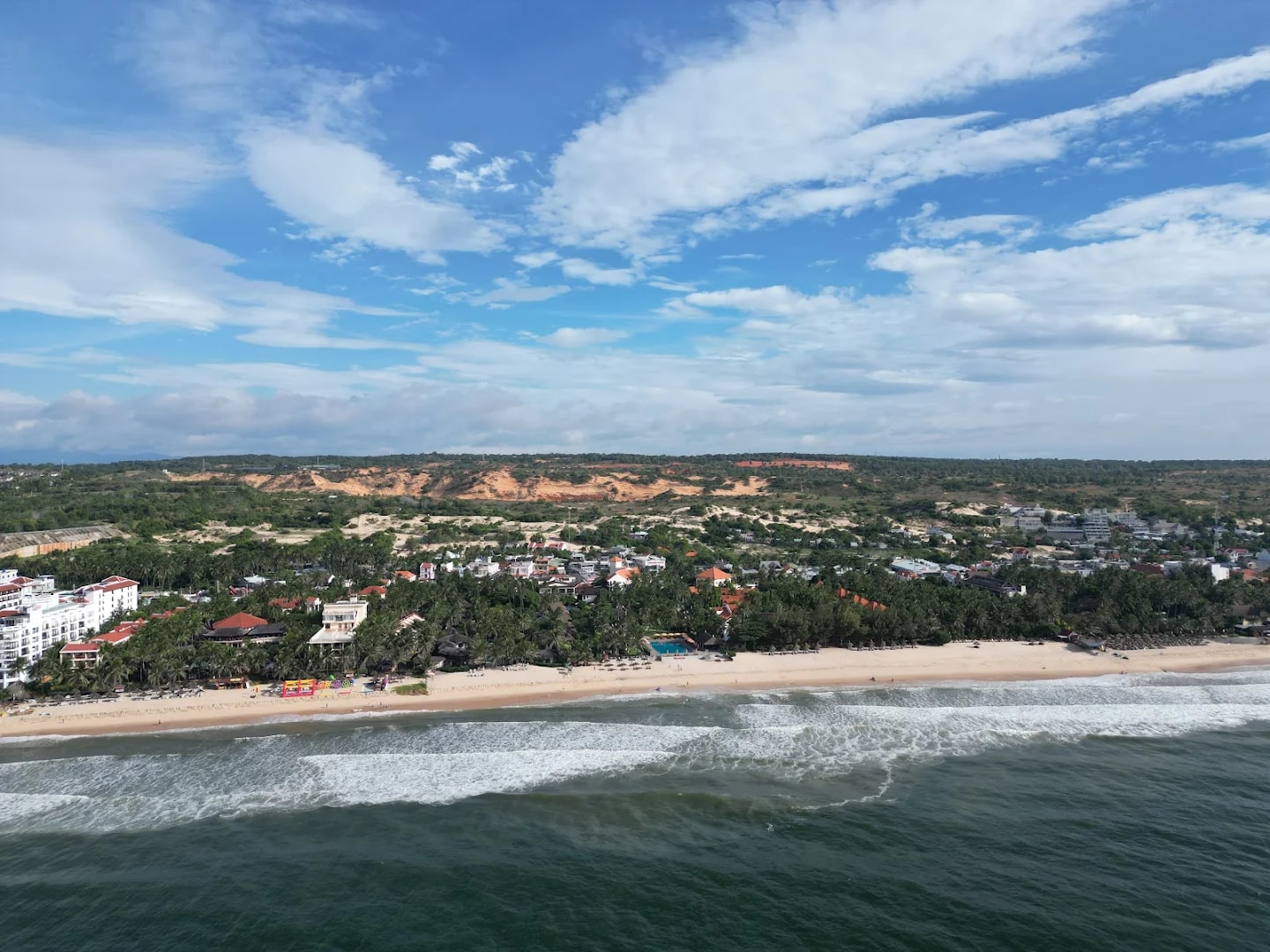 Biển Hàm Tiến nhìn từ trên cao